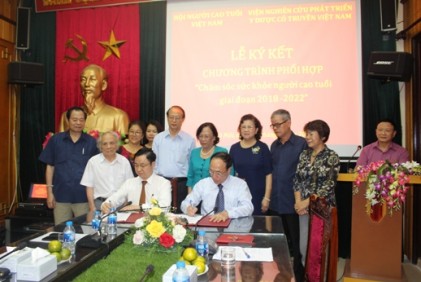 Trung ương Hội NCT Việt Nam kí kết Chương trình phối hợp Chăm sóc NCT giai đoạn 2018-2020 với Viện Nghiên cứu Phát triển Y Dược Cổ truyền Việt Nam