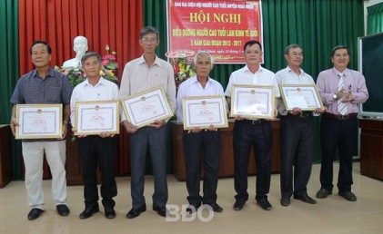 Nhân Ngày truyền thống NCT - Ngày NCT Việt Nam (6/6): <P> Người cao tuổi nêu gương vui sống có ích