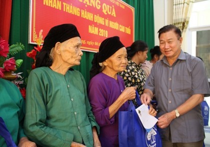Phó Chủ tịch Hội NCT Việt Nam Ngô Trọng Vịnh tặng quà NCT 2 tỉnh Cao Bằng và Lạng Sơn