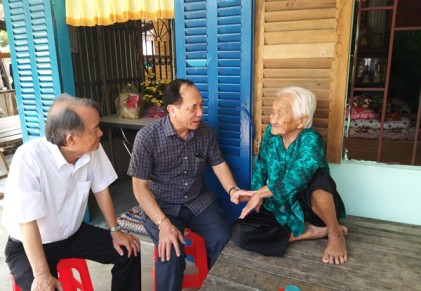 Phó Chủ tịch Nguyễn Hòa Bình thăm, tặng quà NCT có hoàn cảnh khó khăn tỉnh Bạc Liêu
