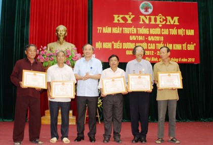       Huyện Phú Bình, tỉnh Thái Nguyên: Biểu dương NCT làm kinh tế giỏi giai đoạn 2012-2017