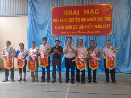 Hội NCT huyện Bình Gia, tỉnh Lạng Sơn: Tổ chức Giải bóng chuyền hơi người cao tuổi năm 2017 
