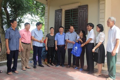 Phó Chủ tịch Hội NCT Việt Nam Nguyễn Hòa Bình thăm, tặng quà NCT có hoàn cảnh đặc biệt khó khăn tại tỉnh Bắc Ninh  