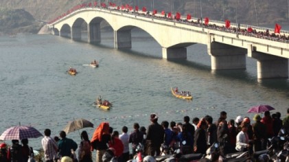 Đua thuyền truyền thống trên lòng hồ thủy điện Sơn La 