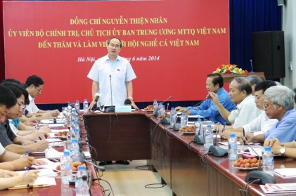 Chủ tịch MTTQ Việt Nam Nguyễn Thiện Nhân làm việc với Hội Nghề cá Việt Nam. 