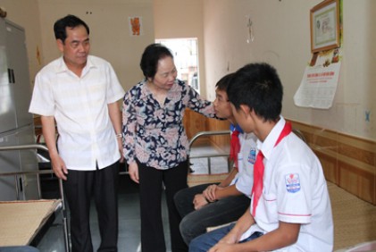 Phó Chủ tịch nước Nguyễn Thị Doan thăm, tặng quà Trung tâm công tác xã hội tỉnh Hòa Bình 