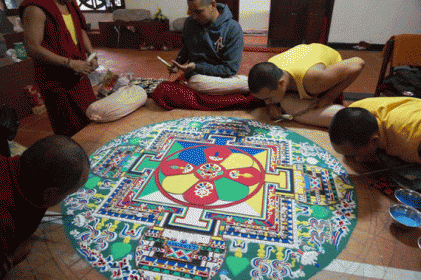 Cận cảnh quá trình tạo tác Mạn-đà-la tại Lễ hội Phật giáo Ấn Độ 