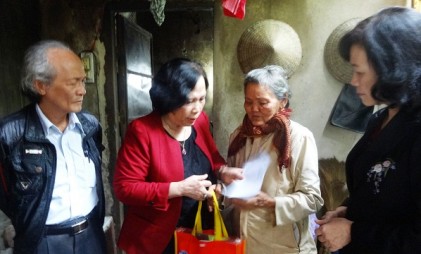 Chủ tịch Trung ương Hội NCT Việt Nam Phạm Thị Hải Chuyền thăm, tặng quà NCT đặc biệt khó khăn vùng lũ Bình Định 