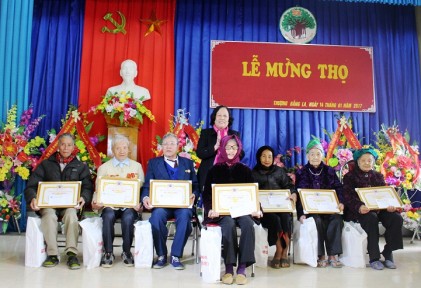Chủ tịch Hội NCT Việt Nam Phạm Thị Hải Chuyền dự lễ mừng thọ và thăm, tặng quà tết NCT huyện Văn Chấn, tỉnh Yên Bái