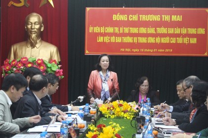 Đồng chí Trương Thị Mai, Uỷ viên Bộ Chính trị, Bí thư Trung ương Đảng, Trưởng Ban Dân vận Trung ương làm việc với Ban Thường vụ Trung ương Hội Người cao tuổi Việt Nam