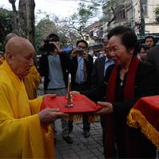 Phó Chủ tịch nước rước Ngọc Xá lợi Phật từ Myanmar về Bái Đính 