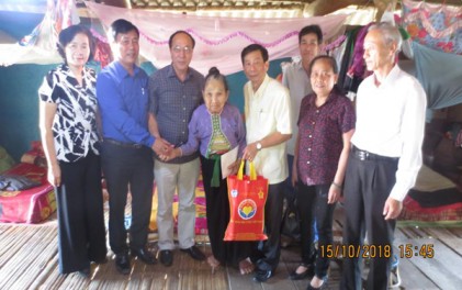 Phó Chủ tịch Hội NCT Việt Nam Nguyễn Hòa Bình: Thăm, tặng quà NCT có hoàn cảnh khó khăn tại tỉnh Điện Biên