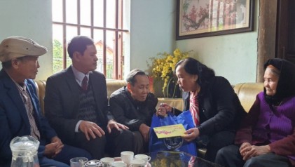 Chủ tịch Hội NCT Việt Nam Phạm Thị Hải Chuyền thăm và tặng quà NCT khó khăn tỉnh Bắc Giang