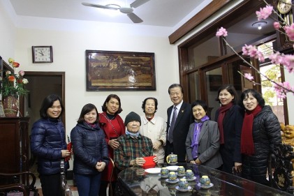 Phó Chủ tịch Thường trực  Đàm Hữu Đắc thăm và chúc Tết gia đình đồng chí Nguyễn Tấn Trịnh, nguyên Chủ tịch Hội NCT Việt Nam