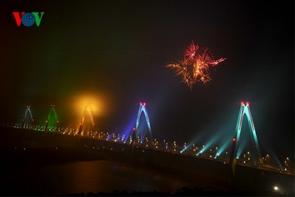 Pháo hoa đón năm mới bên cầu Nhật Tân.