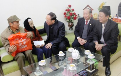 Lãnh đạo Trung ương Hội NCT Việt Nam thăm, tặng quà Tết NCT nghèo tỉnh Hòa Bình và Bắc Ninh