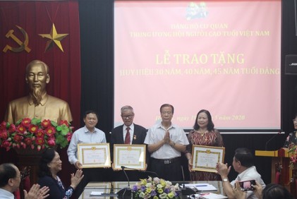 Đảng bộ Cơ quan Trung ương Hội NCT Việt Nam: Kỷ niệm 130 năm Ngày sinh Chủ tịch Hồ Chí Minh và trao tặng Huy hiệu Đảng 