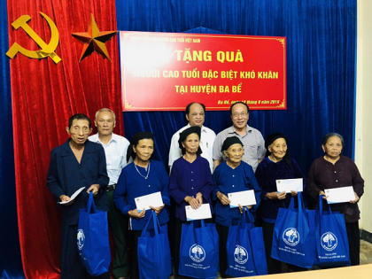 Phó Chủ tịch Hội NCT Việt Nam Nguyễn Hòa Bình: Thăm, tặng quà NCT có hoàn cảnh khó khăn 2 tỉnh Bắc Kạn và Thái Nguyên