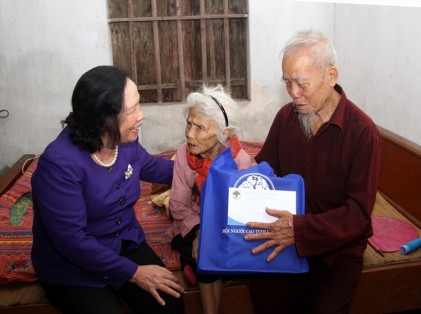Chủ tịch Phạm Thị Hải Chuyền thăm tặng quà NCT có hoàn cảnh khó khăn tỉnh Ninh Bình