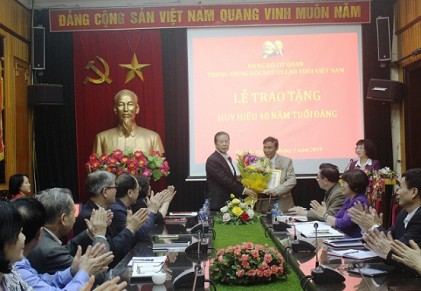 Đảng bộ Cơ quan Trung ương Hội NCT Việt Nam: Trao tặng Huy hiệu 40 năm tuổi Đảng  và tọa đàm chăm sóc sức khỏe NCT 