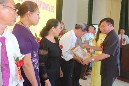  Phó Chủ tịch Hội NCT Việt Nam Ngô Trọng Vịnh dự Hội nghị biểu dương NCT tiêu biểu TP Hà Nội làm kinh tế giỏi; thăm, tặng quà gia đình chính sách