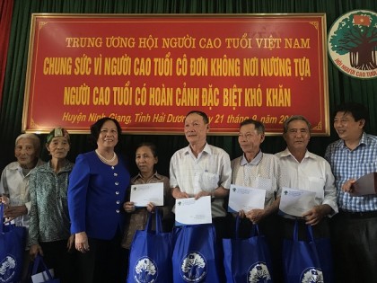 Chủ tịch Hội NCT Việt Nam Phạm Thị Hải Chuyền thăm, tặng quà NCT tại tỉnh Hải Dương và TP Hải Phòng: Quan tâm nhiều hơn nữa để NCT sống vui,  sống khỏe, sống hạnh phúc