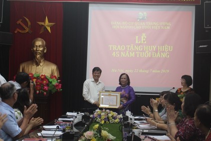 Lễ trao tặng Huy hiệu 45 năm tuổi Đảng và sơ kết công tác Đảng, công tác Công đoàn 6 tháng đầu năm 2019 Cơ quan Trung ương Hội NCT Việt Nam