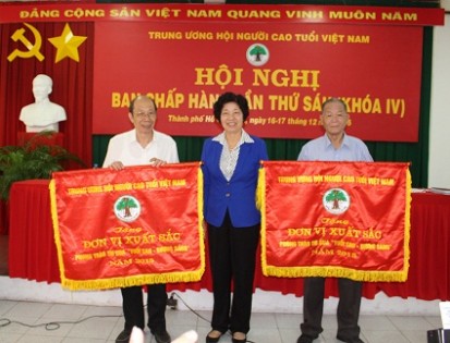 Trung ương Hội Người cao tuổi Việt Nam: <P> Khen thưởng các tập thể, cá nhân có thành tích xuất sắc trong phong trào thi đua yêu nước “Tuổi cao – Gương sáng” năm 2015