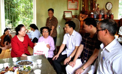 Trung ương Hội NCT Việt Nam tổ chức các đoàn thăm, tặng quà nhân kỉ niệm 70 năm ngày Thương binh – Liệt sĩ (27/7)