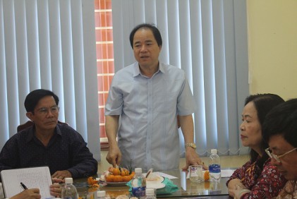Phó Chủ tịch Hội NCT Việt Nam Trương Xuân Cừ làm việc với Hội NCT tỉnh Đắk Nông và tặng quà NCT có hoàn cảnh khó khăn