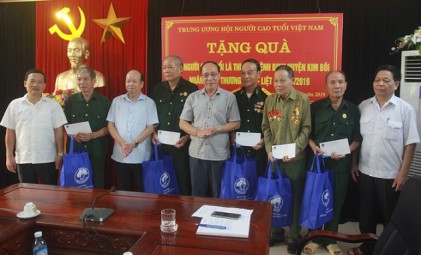 Lãnh đạo Trung ương Hội NCT Việt Nam: Thăm, tặng quà NCT có công huyện Kim Bôi, tỉnh Hòa Bình