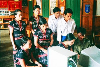 Cả xã bỏ rượu bia, học sử dụng máy vi tính