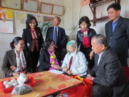 Trung ương Hội NCT Việt Nam: Tặng quà người cao tuổi nghèo huyện biên giới tỉnh Quảng Ninh