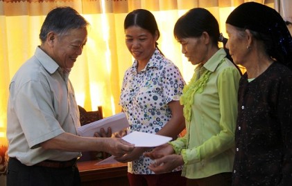 Tỉnh Lạng Sơn: Tặng quà NCT và hỗ trợ xây dựng nông thôn mới tại huyện Đình Lập