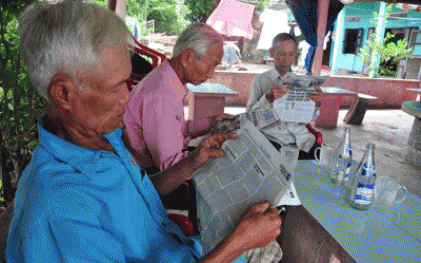 Câu lạc bộ đọc báo của người cao tuổi
