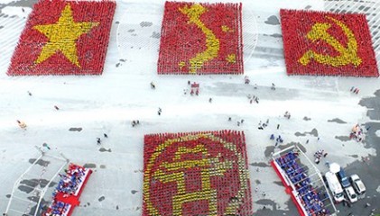 12.000 nghìn đoàn viên, thanh niên Thủ đô hát Quốc ca, cùng ghép cờ Tổ quốc 