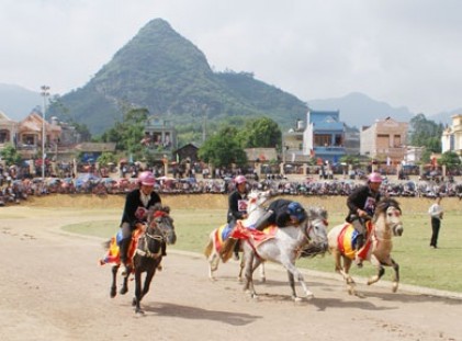 Người Hmông đua ngựa Xuân