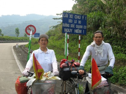 Vợ chồng già đạp xe vòng quanh Việt Nam