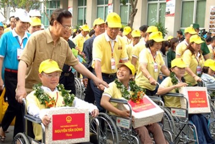 Thủ tướng Nguyễn Tấn Dũng tham dự Chương trình đi bộ “Chung bước yêu thương - Trao niềm hy vọng” 