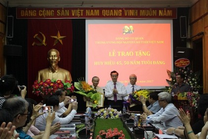 Đảng bộ cơ quan Trung ương Hội NCT Việt Nam: Tổ chức trao tặng Huy hiệu 45 năm, 50 năm tuổi Đảng và nghe thông báo Nghị quyết Hội nghị Ban Chấp hành Trung ương Đảng lần thứ năm, khóa XII 