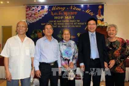 Phó Thủ tướng Phạm Bình Minh chúc Tết cán bộ hưu trí ngành Ngoại giao