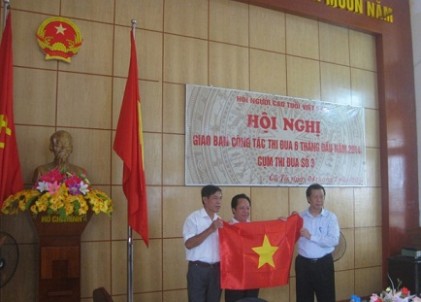 Hội NCT tặng 400 lá cờ Tổ quốc cho 400 tàu thuyền đánh cá trên biển của huyện đảo Cô Tô.