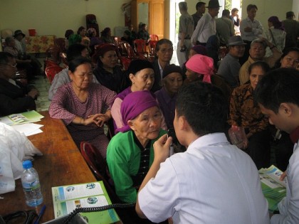 Khắp nơi thực hiện Chương trình “Mắt sáng cho người cao tuổi”