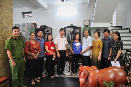 Phó Chủ tịch Thường trực Đàm Hữu Đắc tặng quà cán bộ Hội tiêu biểu TP Hải Phòng