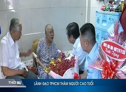 Lãnh đạo TP.HCM thăm người cao tuổi 