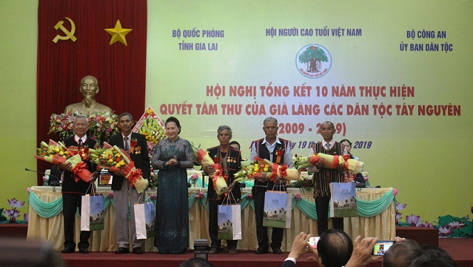 Chủ tịch Quốc hội Nguyễn Thị Kim Ngân tặng quà Già làng tiêu biểu