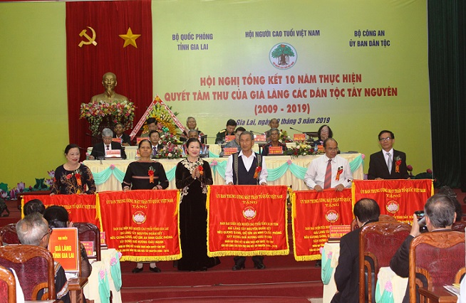 Đồng chí Đồng chí Trương Thị Ngọc Ánh, Phó Chủ tịch Ủy ban Trung ương MTTQ Việt Nam tặng bức trướng Hội NCT 5 tỉnh khu vực Tây Nguyên