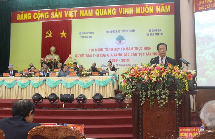 Đồng chí Đàm Hữu Đắc, Phó Chủ tịch Thường trực Trung ương Hội NCT Việt Nam báo cáo tổng kết 10 năm thực hiện Quyết tâm thư của Già làng các dân tộc khu vực Tây Nguyên (2009 - 2019)
